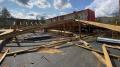 Обрешетку крыши заканчивают рабочие на филиале художественной школы на Окружном шоссе