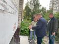 Депутат Илья Вихров вместе с жителями и УК он принимал отмостку на Конева, 8